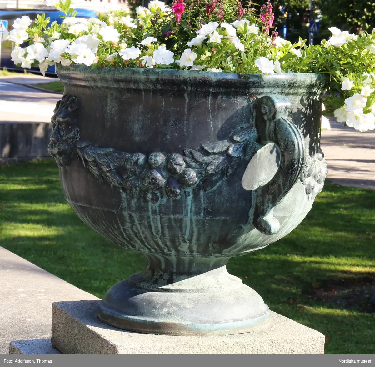 Urnor av gjutjärn gjutna hos Herman Bergmans konstgjuteri, Stockholm. Ingår i en svit om 14 stycken.