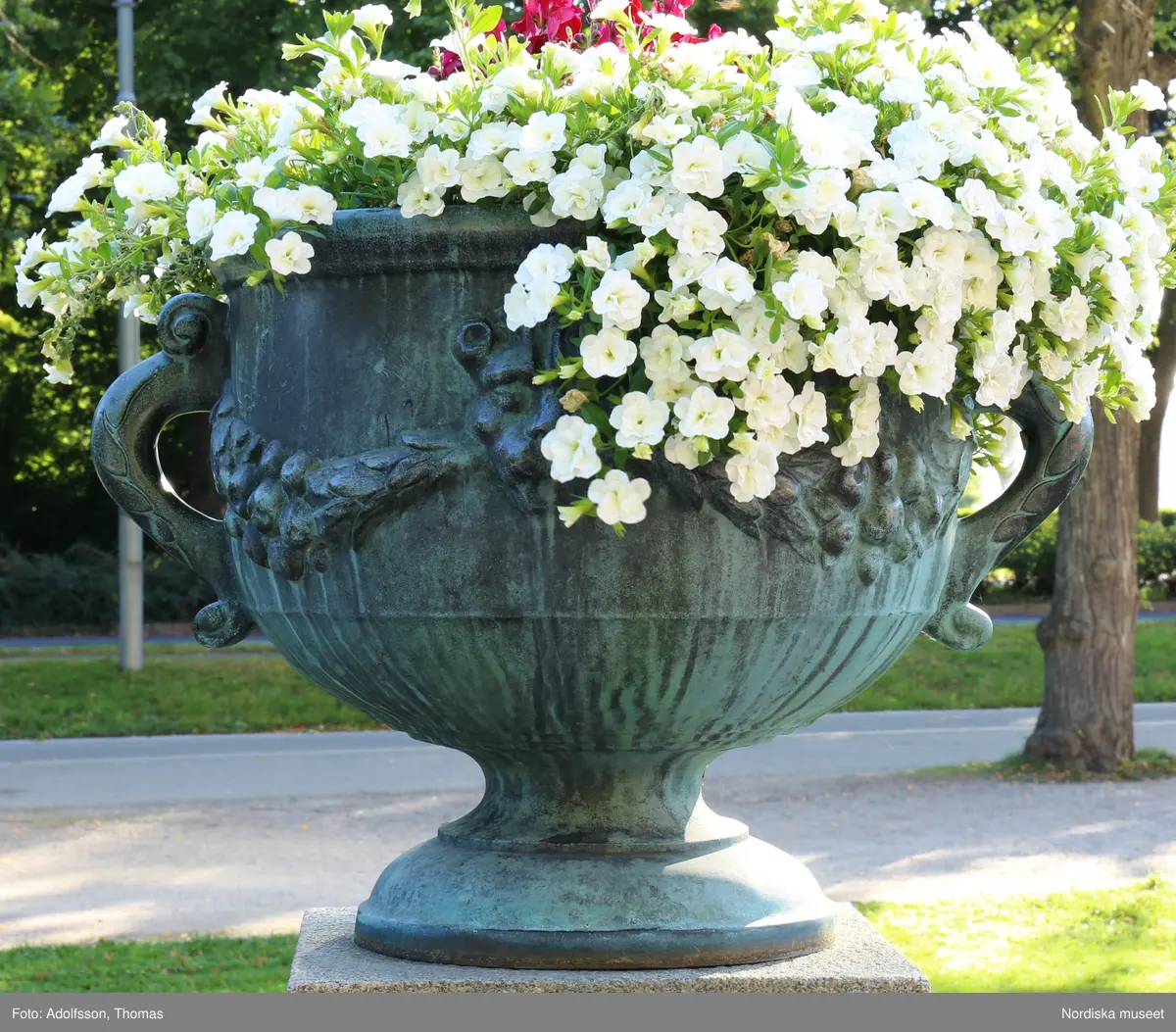 Urnor av gjutjärn gjutna hos Herman Bergmans konstgjuteri, Stockholm. Ingår i en svit om 14 stycken.