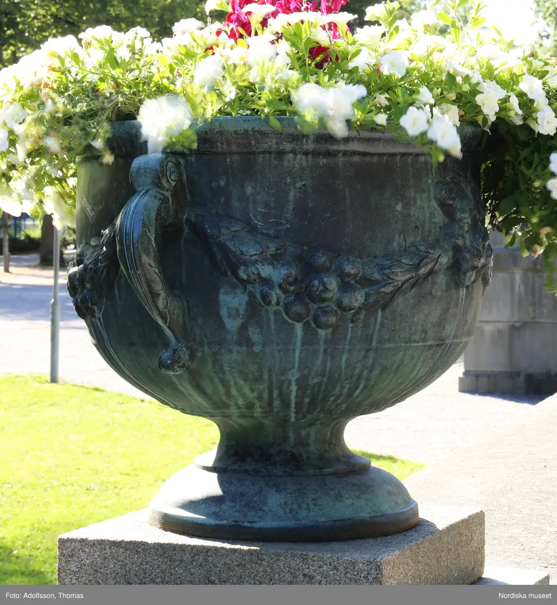Urnor av gjutjärn gjutna hos Herman Bergmans konstgjuteri, Stockholm. Ingår i en svit om 14 stycken.