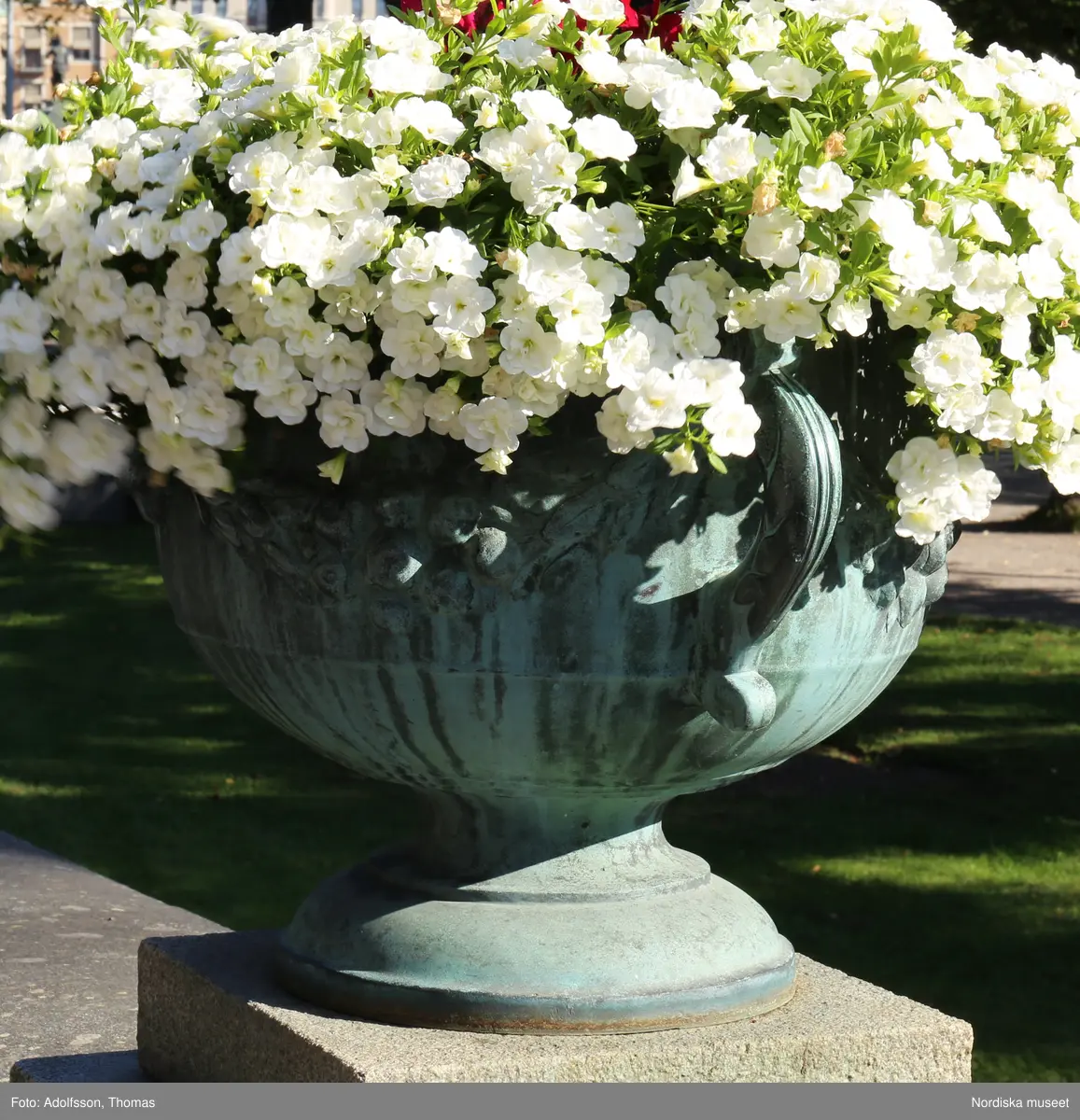 Urnor av gjutjärn gjutna hos Herman Bergmans konstgjuteri, Stockholm. Ingår i en svit om 14 stycken.