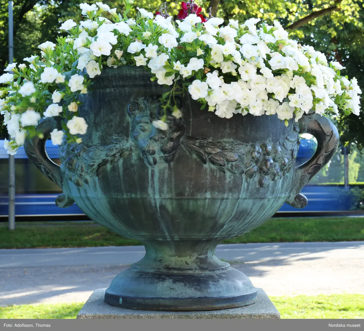 Urnor av gjutjärn gjutna hos Herman Bergmans konstgjuteri, Stockholm. Ingår i en svit om 14 stycken.