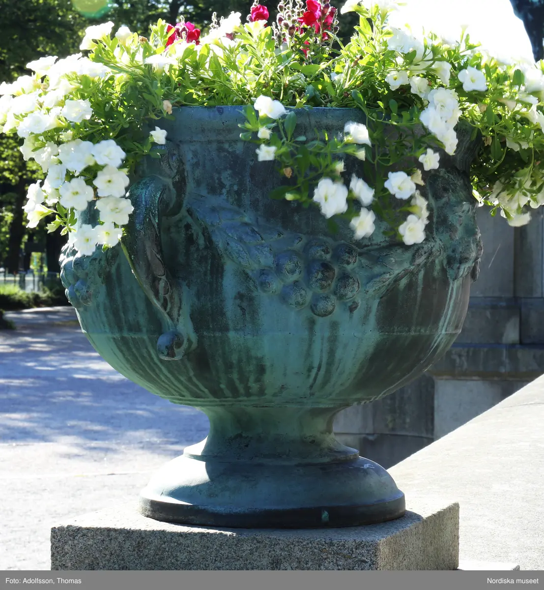 Urnor av gjutjärn gjutna hos Herman Bergmans konstgjuteri, Stockholm. Ingår i en svit om 14 stycken.