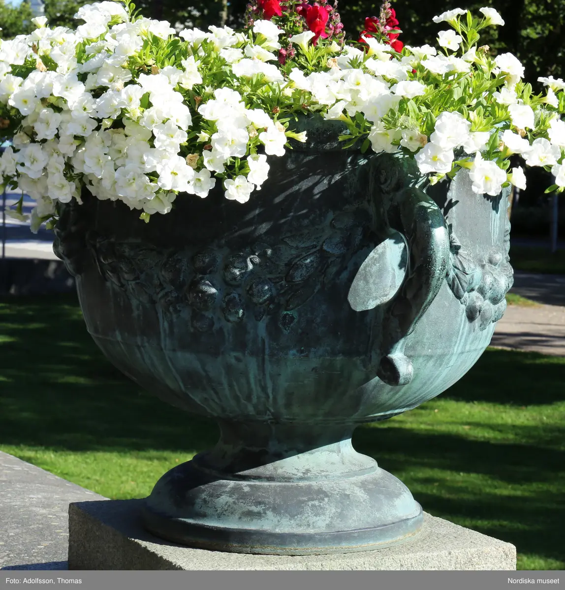 Urnor av gjutjärn gjutna hos Herman Bergmans konstgjuteri, Stockholm. Ingår i en svit om 14 stycken.