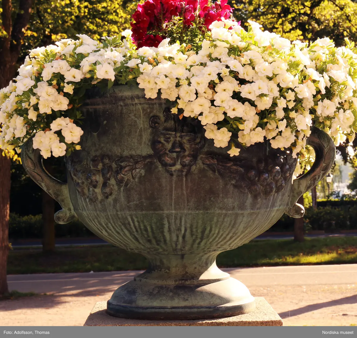 Urnor av gjutjärn gjutna hos Herman Bergmans konstgjuteri, Stockholm. Ingår i en svit om 14 stycken.