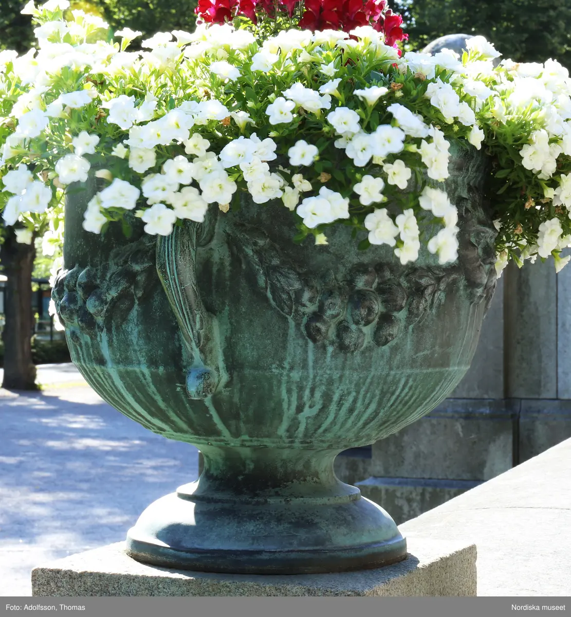 Urnor av gjutjärn gjutna hos Herman Bergmans konstgjuteri, Stockholm. Ingår i en svit om 14 stycken.