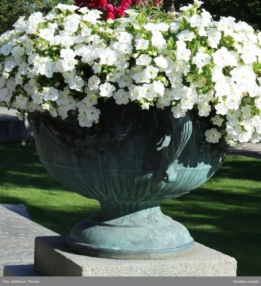 Urnor av gjutjärn gjutna hos Herman Bergmans konstgjuteri, Stockholm. Ingår i en svit om 14 stycken.