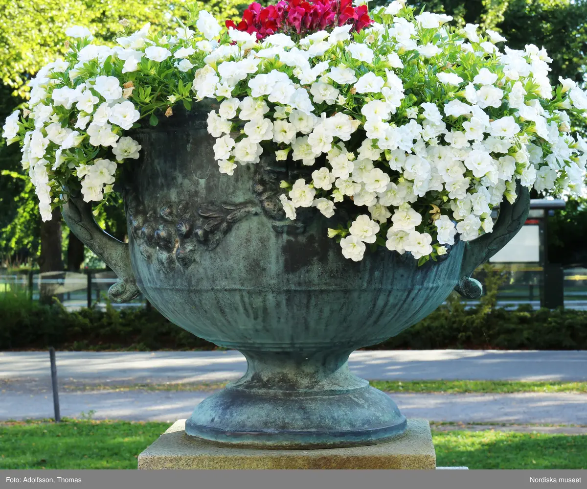 Urnor av gjutjärn gjutna hos Herman Bergmans konstgjuteri, Stockholm. Ingår i en svit om 14 stycken.