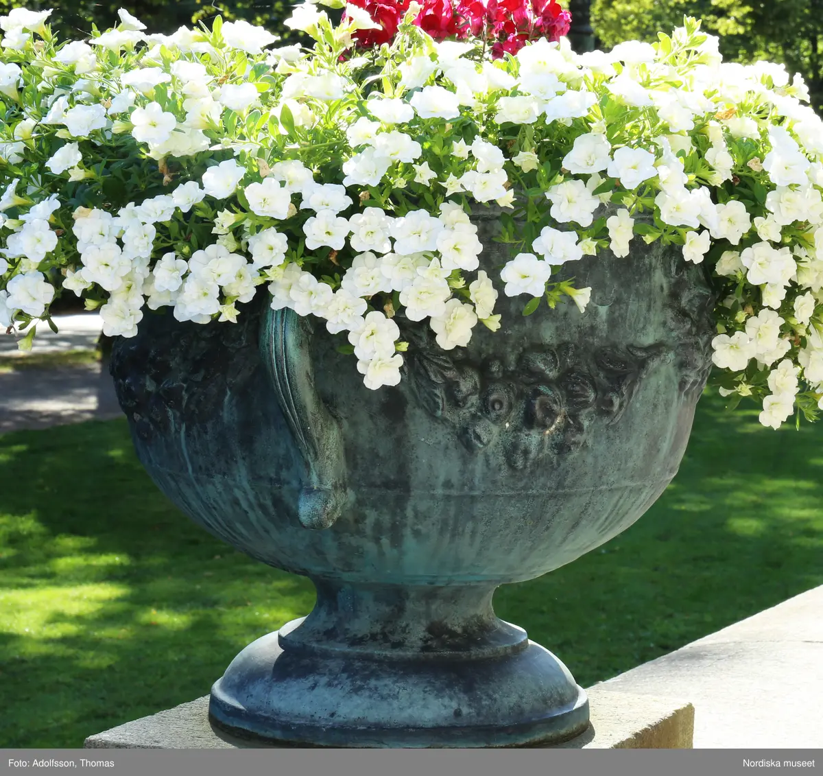 Urnor av gjutjärn gjutna hos Herman Bergmans konstgjuteri, Stockholm. Ingår i en svit om 14 stycken.