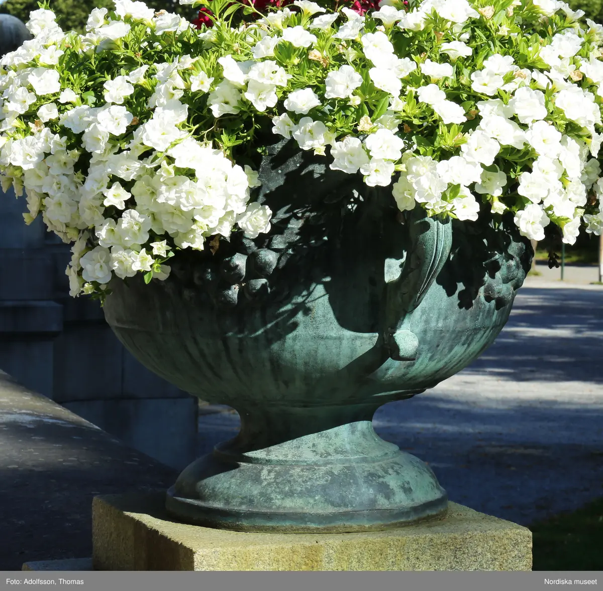 Urnor av gjutjärn gjutna hos Herman Bergmans konstgjuteri, Stockholm. Ingår i en svit om 14 stycken.