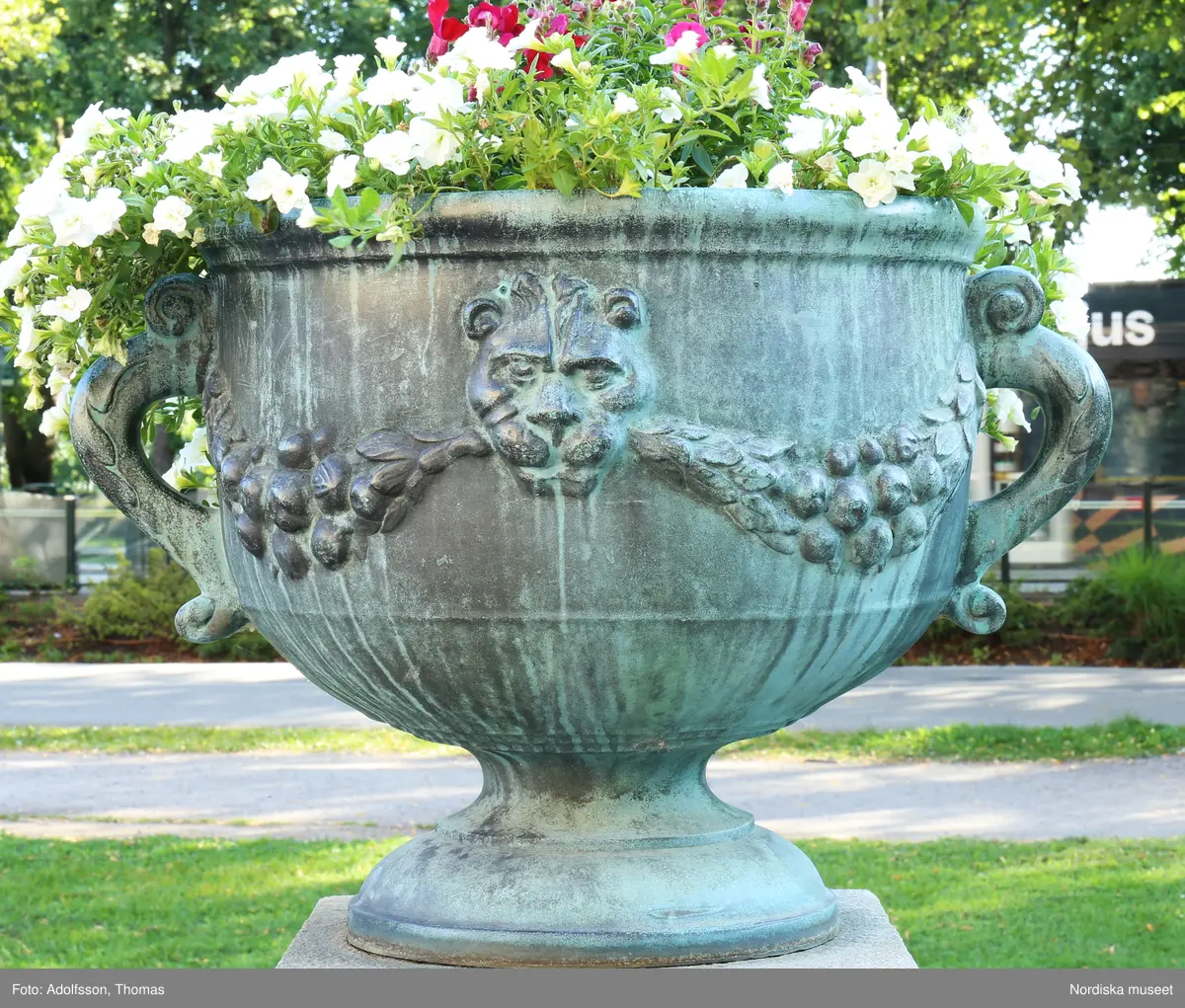 Urnor av gjutjärn gjutna hos Herman Bergmans konstgjuteri, Stockholm. Ingår i en svit om 14 stycken.