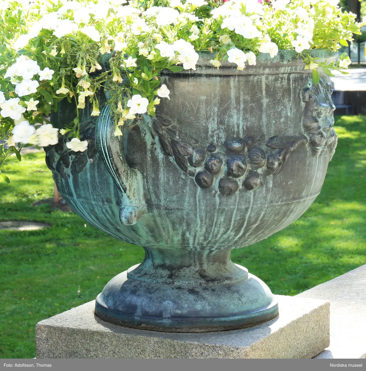 Urnor av gjutjärn gjutna hos Herman Bergmans konstgjuteri, Stockholm. Ingår i en svit om 14 stycken.