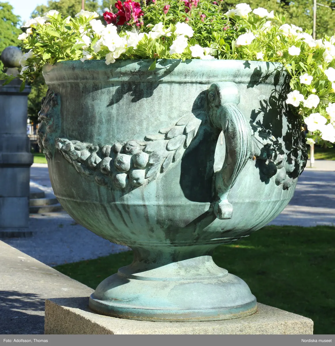 Urnor av gjutjärn gjutna hos Herman Bergmans konstgjuteri, Stockholm. Ingår i en svit om 14 stycken.