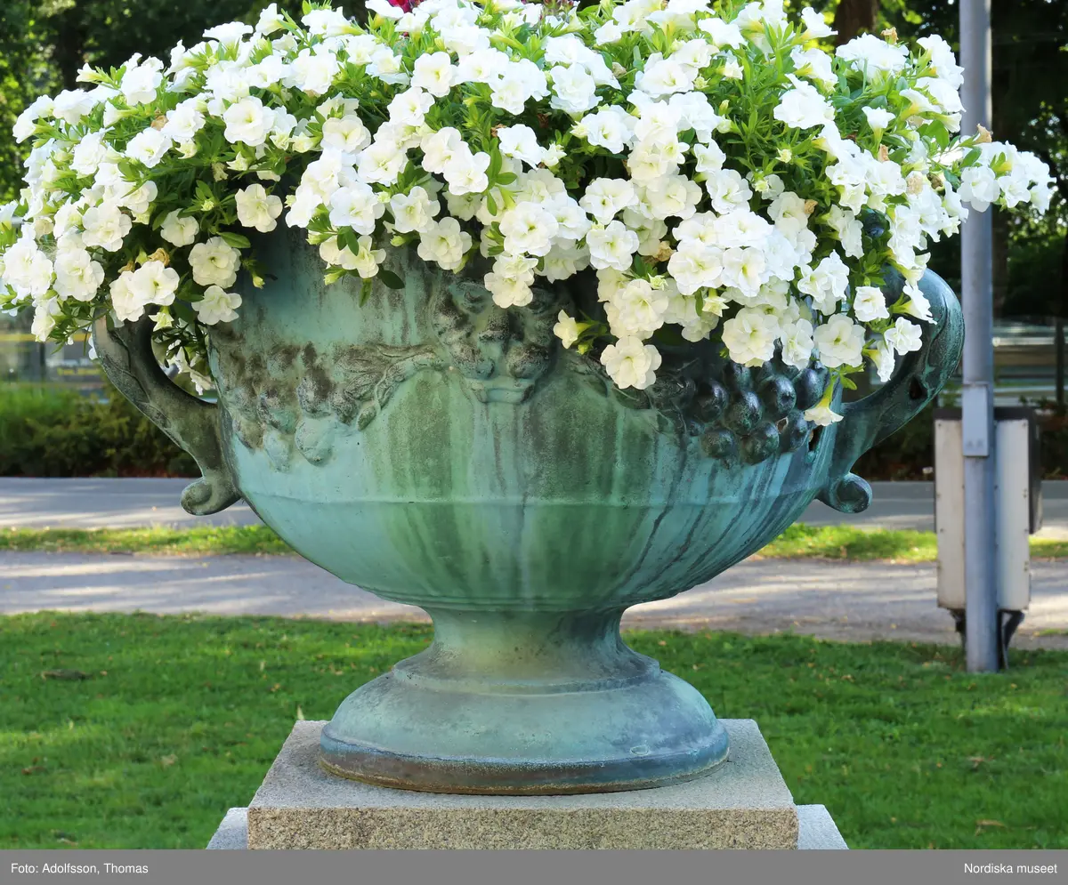 Urnor av gjutjärn gjutna hos Herman Bergmans konstgjuteri, Stockholm. Ingår i en svit om 14 stycken.