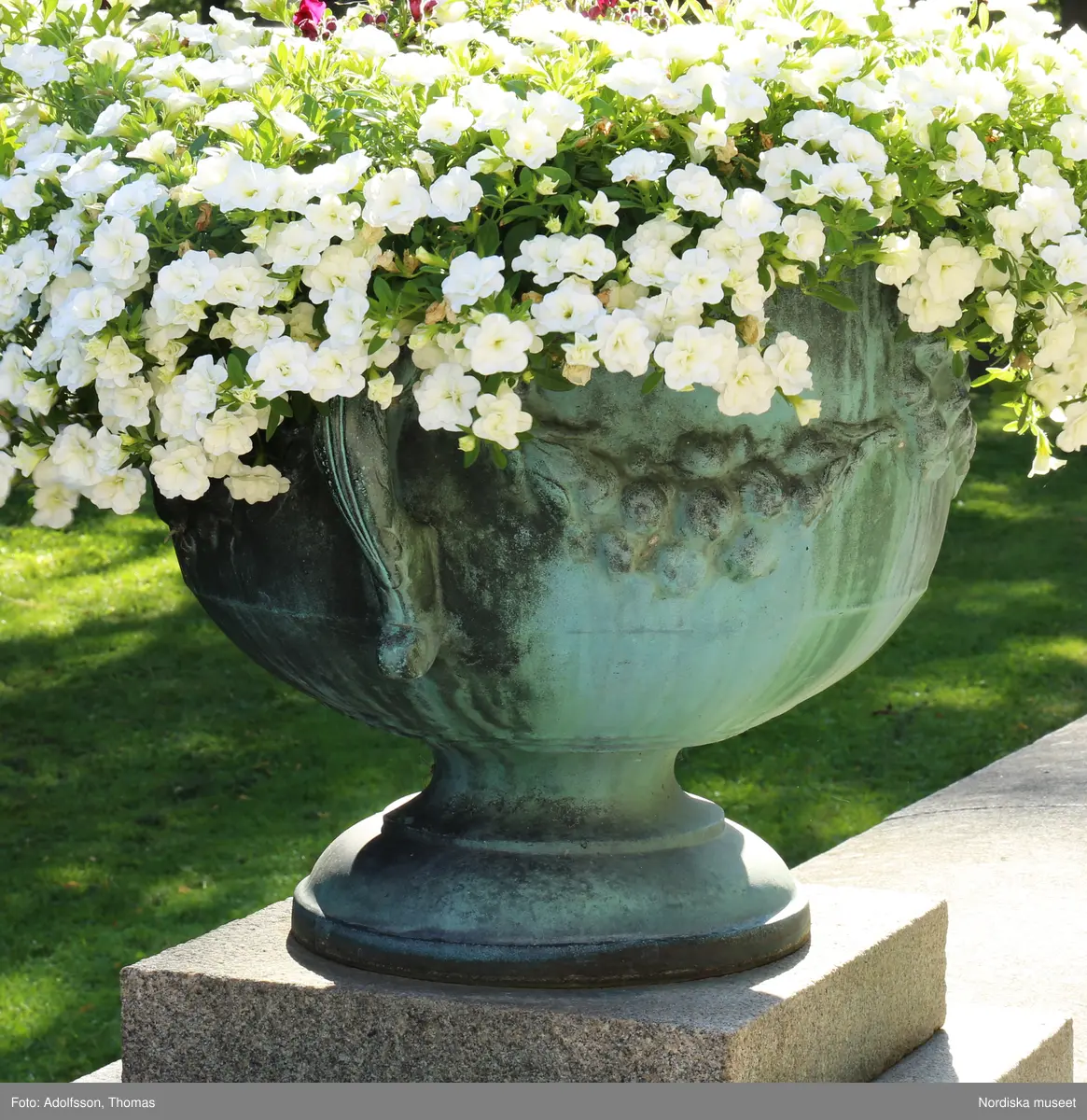 Urnor av gjutjärn gjutna hos Herman Bergmans konstgjuteri, Stockholm. Ingår i en svit om 14 stycken.