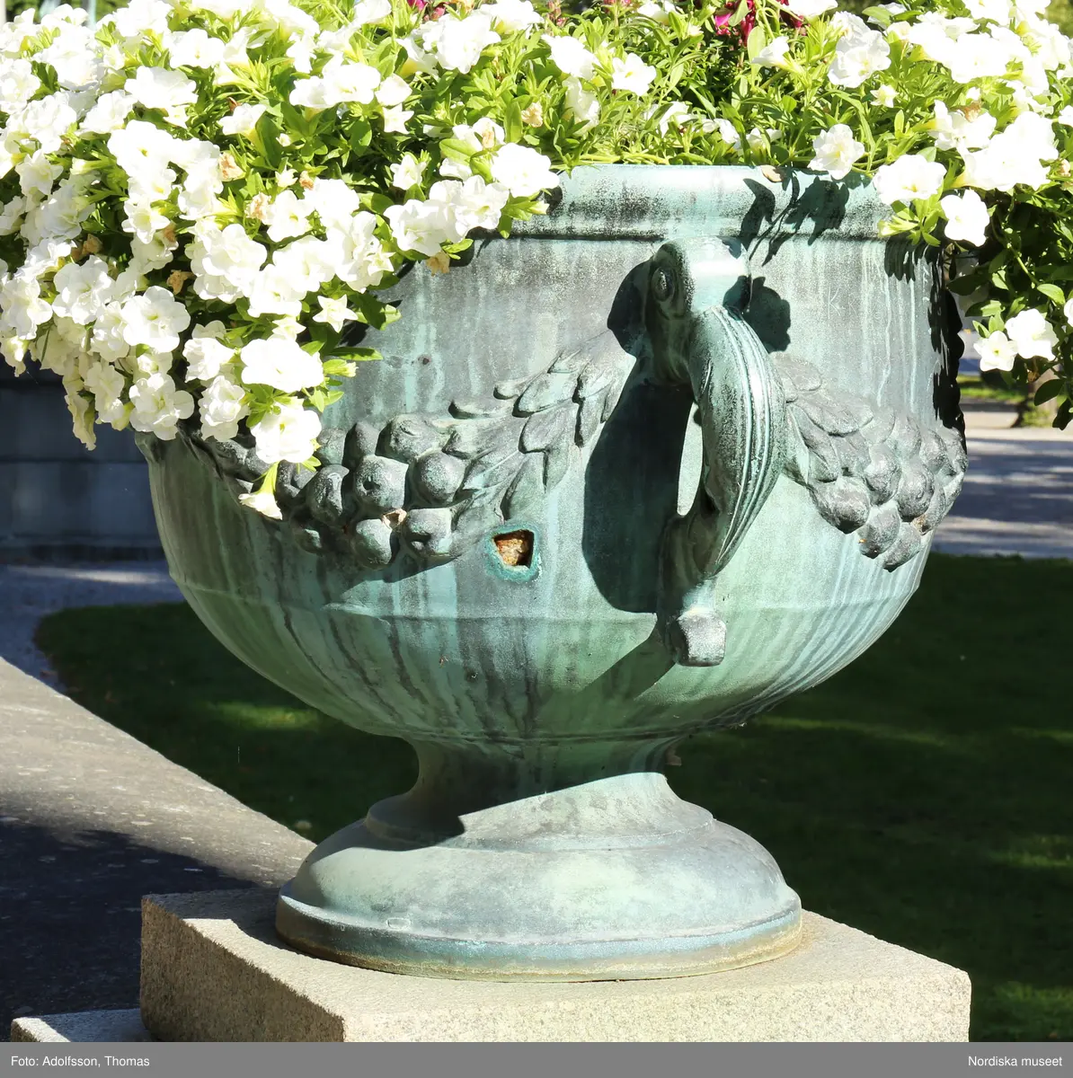 Urnor av gjutjärn gjutna hos Herman Bergmans konstgjuteri, Stockholm. Ingår i en svit om 14 stycken.