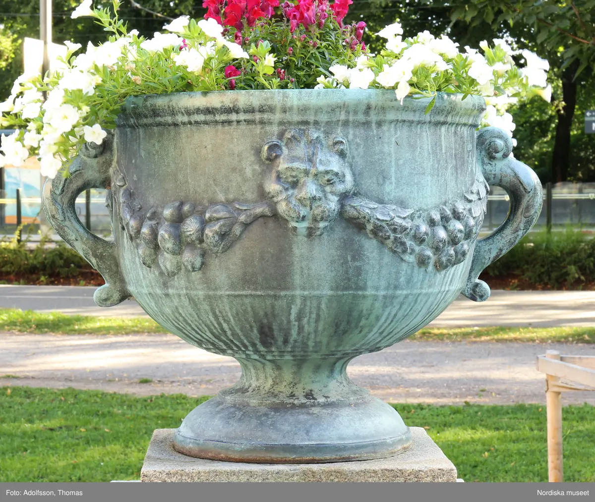 Urnor av gjutjärn gjutna hos Herman Bergmans konstgjuteri, Stockholm. Ingår i en svit om 14 stycken.