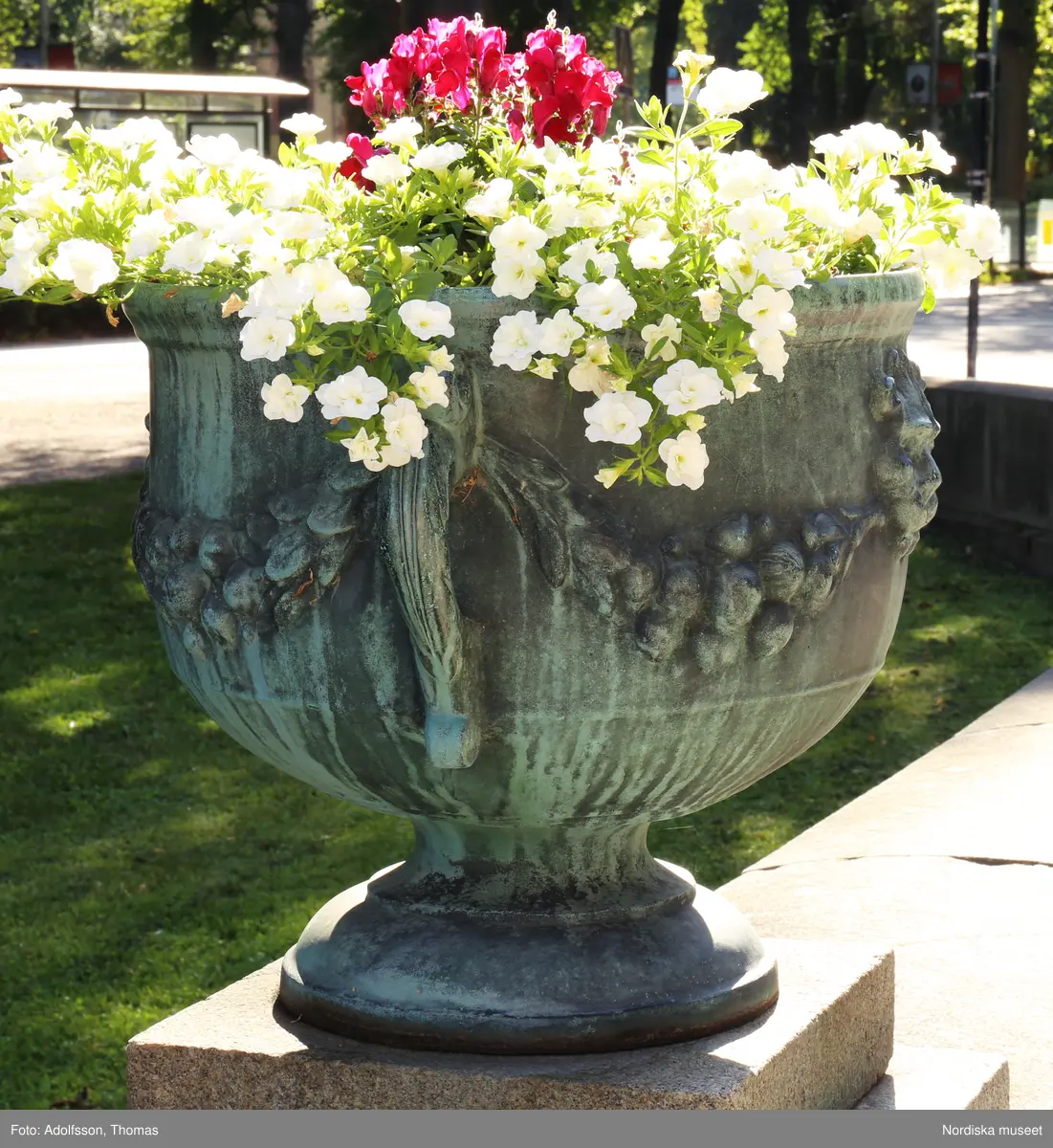 Urnor av gjutjärn gjutna hos Herman Bergmans konstgjuteri, Stockholm. Ingår i en svit om 14 stycken.