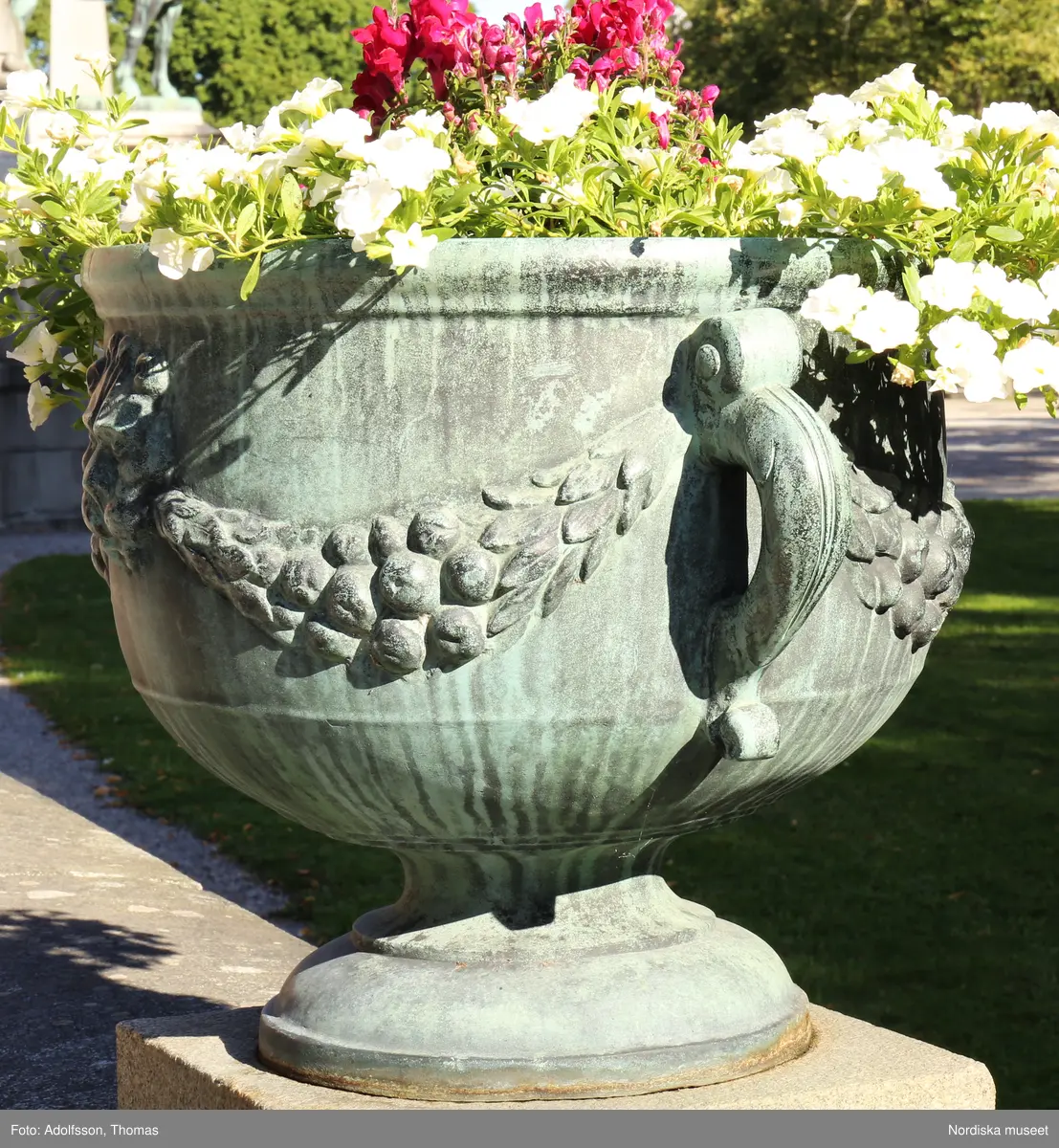 Urnor av gjutjärn gjutna hos Herman Bergmans konstgjuteri, Stockholm. Ingår i en svit om 14 stycken.