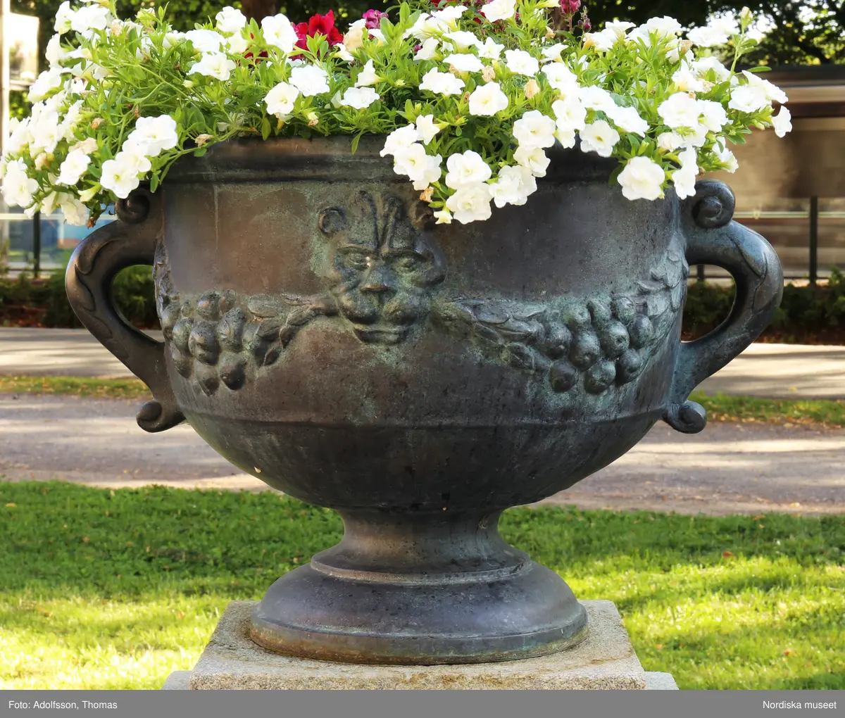 Urnor av gjutjärn gjutna hos Herman Bergmans konstgjuteri, Stockholm. Ingår i en svit om 14 stycken.