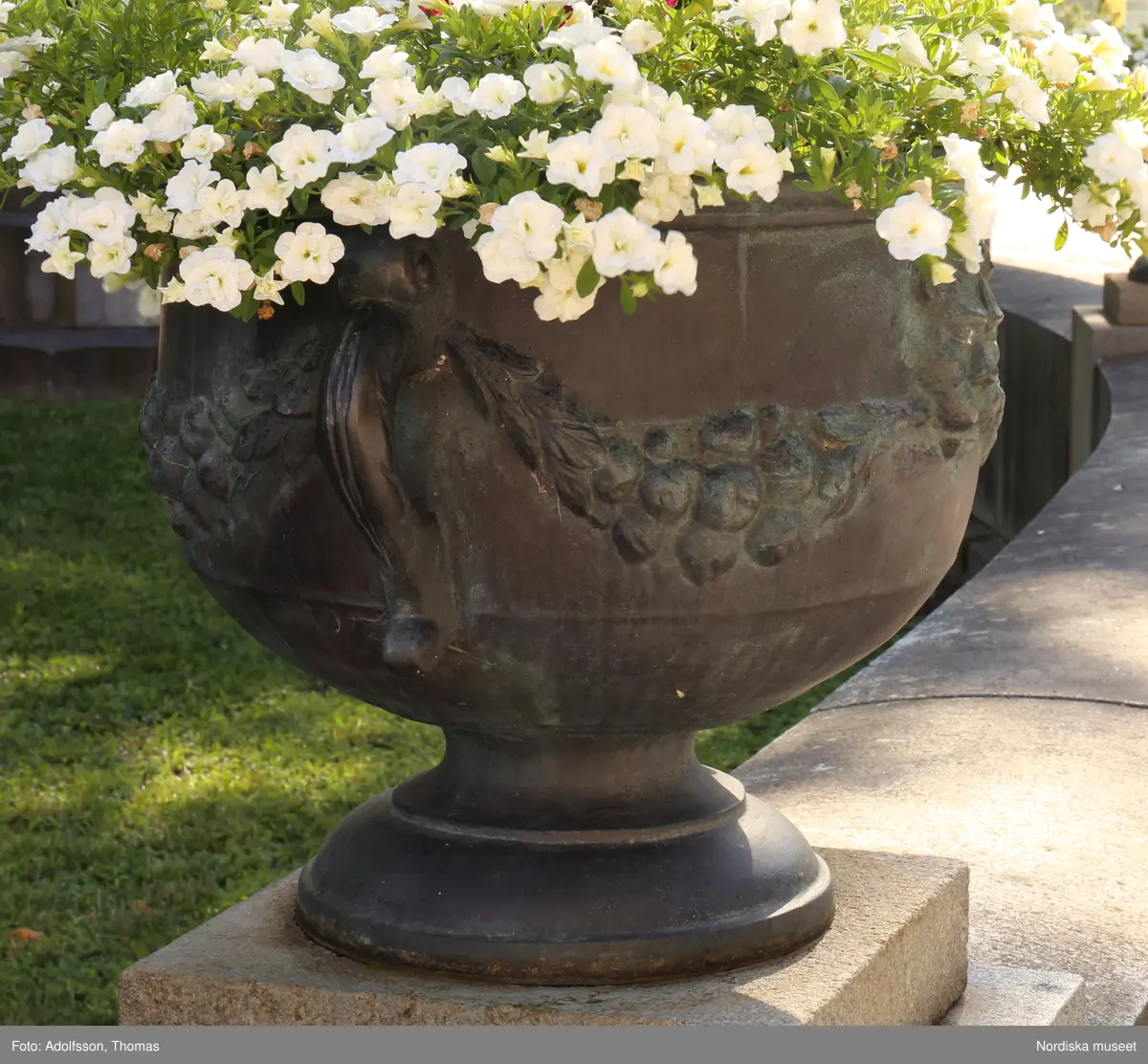 Urnor av gjutjärn gjutna hos Herman Bergmans konstgjuteri, Stockholm. Ingår i en svit om 14 stycken.