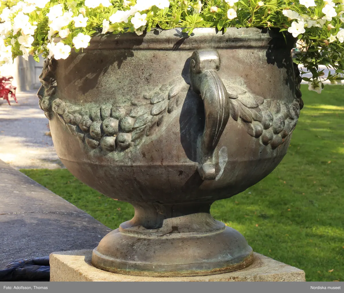 Urnor av gjutjärn gjutna hos Herman Bergmans konstgjuteri, Stockholm. Ingår i en svit om 14 stycken.