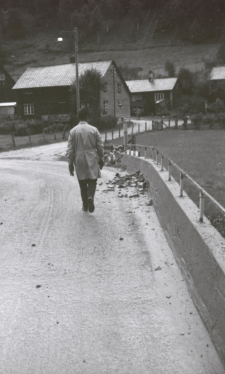 En mann går på en vei. En haug løse steiner og en sykkel ligger i veikanten.  De andre bildene viser en lastebil med betongrør på lasteplanet. Noen av rørene er knust. En politimann står ved lastebilen.