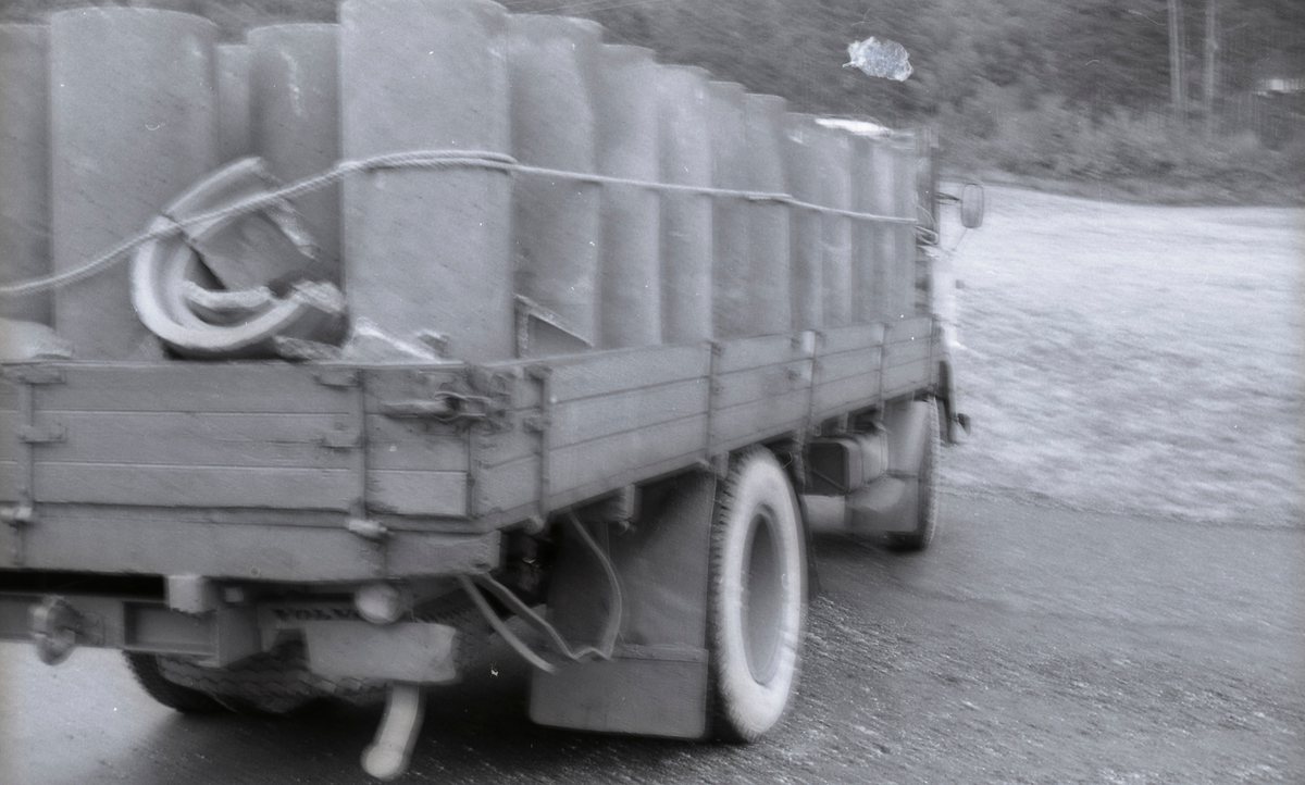 En mann går på en vei. En haug løse steiner og en sykkel ligger i veikanten.  De andre bildene viser en lastebil med betongrør på lasteplanet. Noen av rørene er knust. En politimann står ved lastebilen.