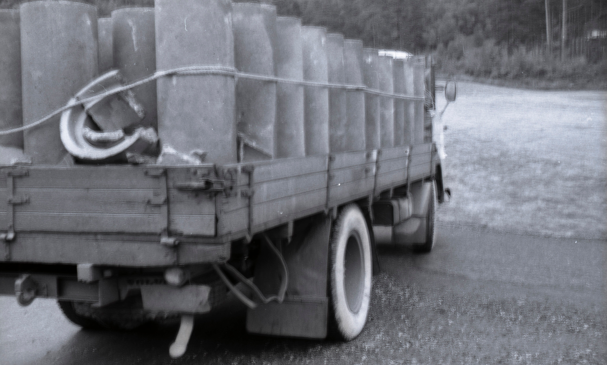 En mann går på en vei. En haug løse steiner og en sykkel ligger i veikanten.  De andre bildene viser en lastebil med betongrør på lasteplanet. Noen av rørene er knust. En politimann står ved lastebilen.