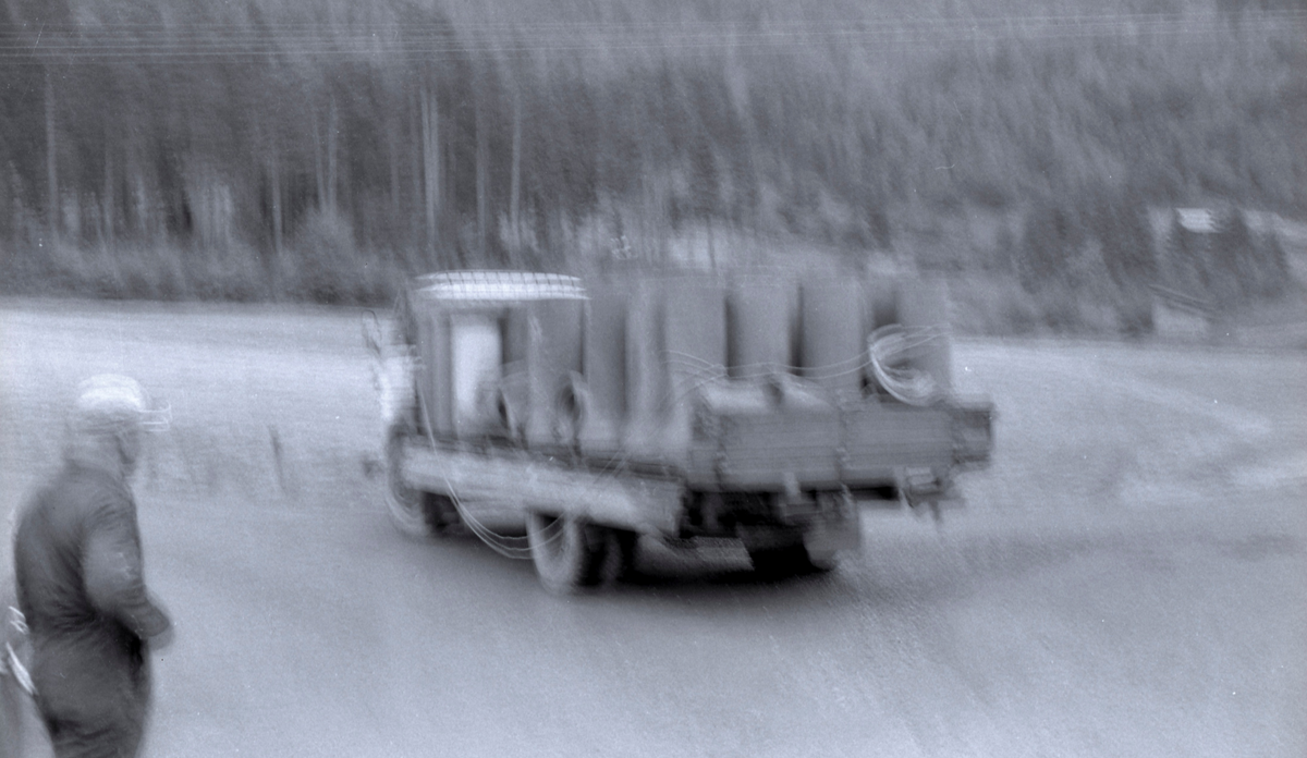 En mann går på en vei. En haug løse steiner og en sykkel ligger i veikanten.  De andre bildene viser en lastebil med betongrør på lasteplanet. Noen av rørene er knust. En politimann står ved lastebilen.