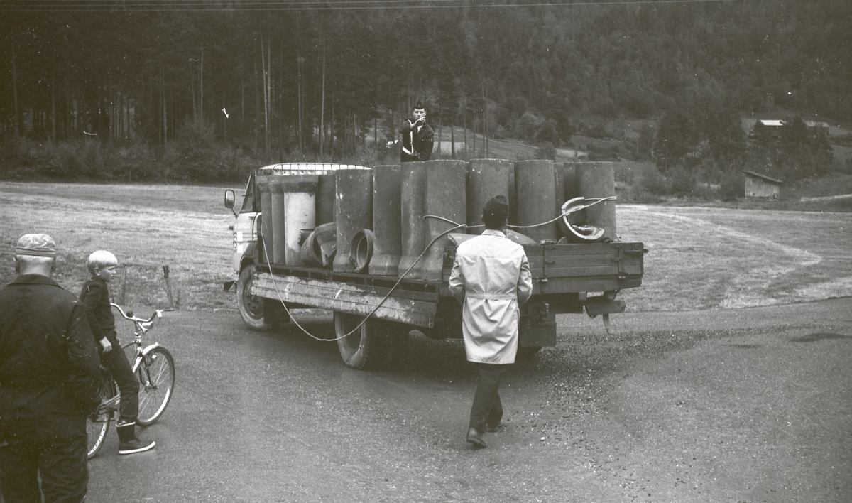 En mann går på en vei. En haug løse steiner og en sykkel ligger i veikanten.  De andre bildene viser en lastebil med betongrør på lasteplanet. Noen av rørene er knust. En politimann står ved lastebilen.
