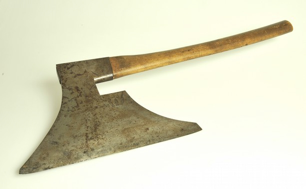 Yxa av järn med skaft av trä.
Bödelsyxan användes sista gången år 1854.
Har brukats av skarprättare Nicklas och Carl Gustaf Beckius, Göteborg vid Tingbergs kulle, Ale härads avrättningsplats. Bland de som avrättats med yxan är postrånare Anders Daniel Nattsén.

Skaftets längd: 53 cm.
Yxans nackbredd: 12 cm.
           eggbredd: 36 cm.
           längd: 25 cm.