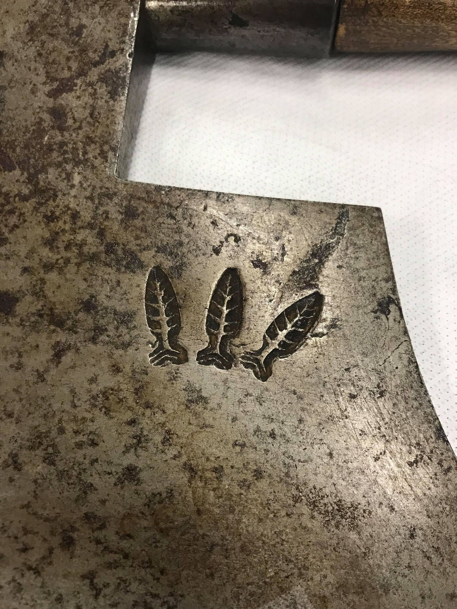 Yxa av järn med skaft av trä.
Bödelsyxan användes sista gången år 1854.
Har brukats av skarprättare Nicklas och Carl Gustaf Beckius, Göteborg vid Tingbergs kulle, Ale härads avrättningsplats. Bland de som avrättats med yxan är postrånare Anders Daniel Nattsén.

Skaftets längd: 53 cm.
Yxans nackbredd: 12 cm.
           eggbredd: 36 cm.
           längd: 25 cm.