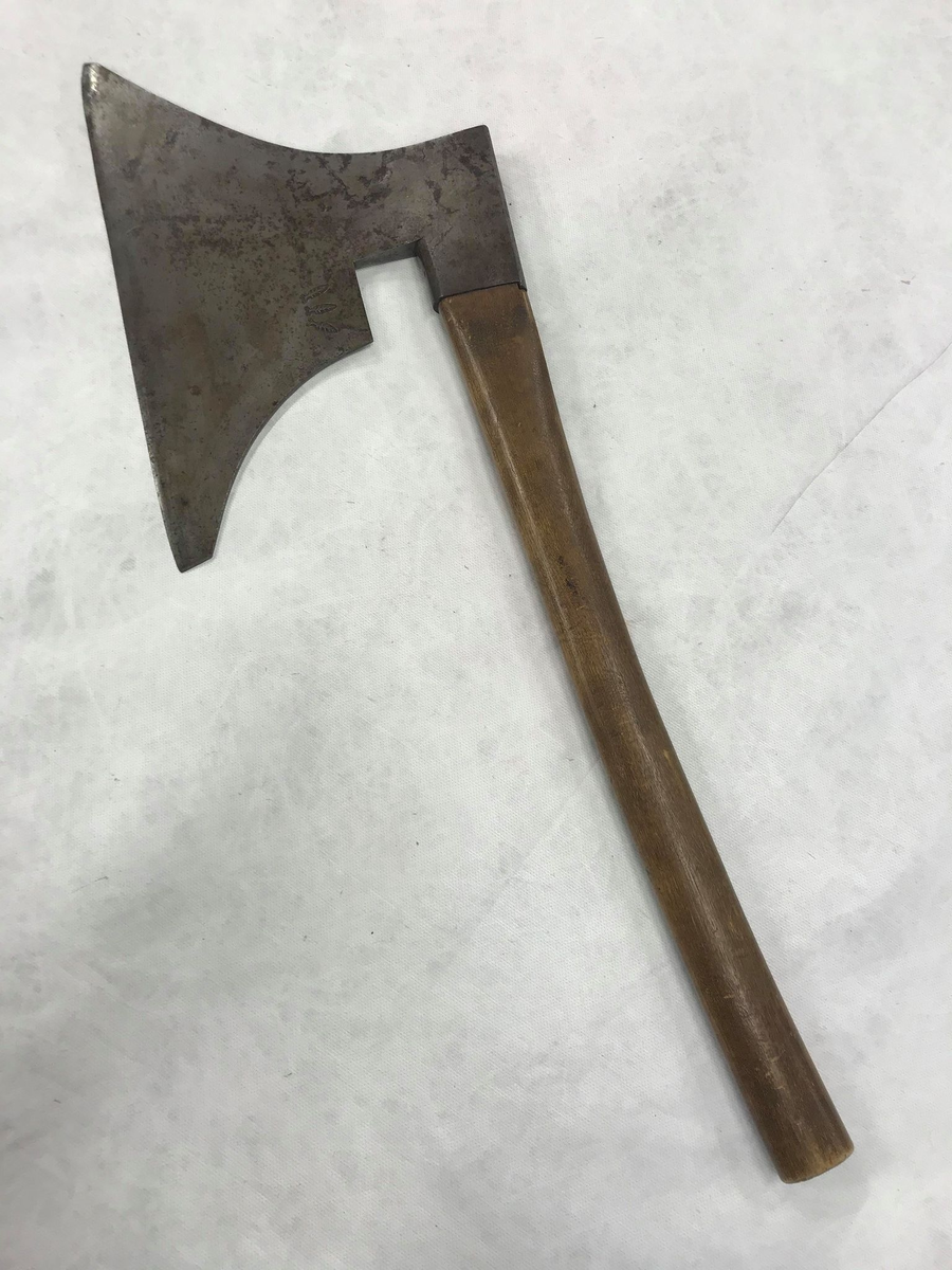 Yxa av järn med skaft av trä.
Bödelsyxan användes sista gången år 1854.
Har brukats av skarprättare Nicklas och Carl Gustaf Beckius, Göteborg vid Tingbergs kulle, Ale härads avrättningsplats. Bland de som avrättats med yxan är postrånare Anders Daniel Nattsén.

Skaftets längd: 53 cm.
Yxans nackbredd: 12 cm.
           eggbredd: 36 cm.
           längd: 25 cm.