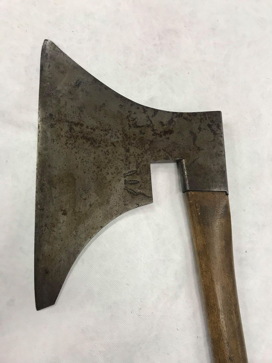 Yxa av järn med skaft av trä.
Bödelsyxan användes sista gången år 1854.
Har brukats av skarprättare Nicklas och Carl Gustaf Beckius, Göteborg vid Tingbergs kulle, Ale härads avrättningsplats. Bland de som avrättats med yxan är postrånare Anders Daniel Nattsén.

Skaftets längd: 53 cm.
Yxans nackbredd: 12 cm.
           eggbredd: 36 cm.
           längd: 25 cm.