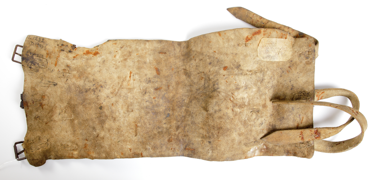 Livbälte av garvat läder. Även märkt  D 122.
Inskrivet i huvudkatalog 1878.