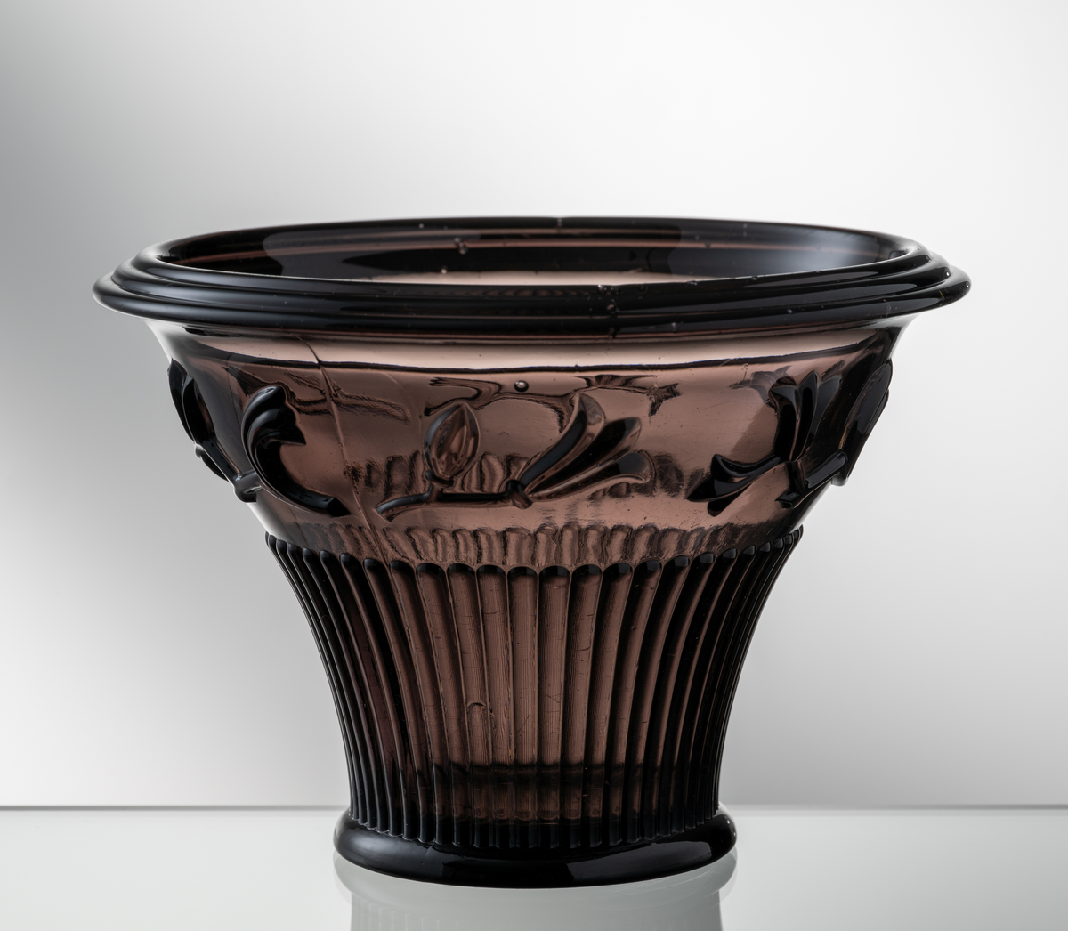 Blomskål i bruntonat pressglas.