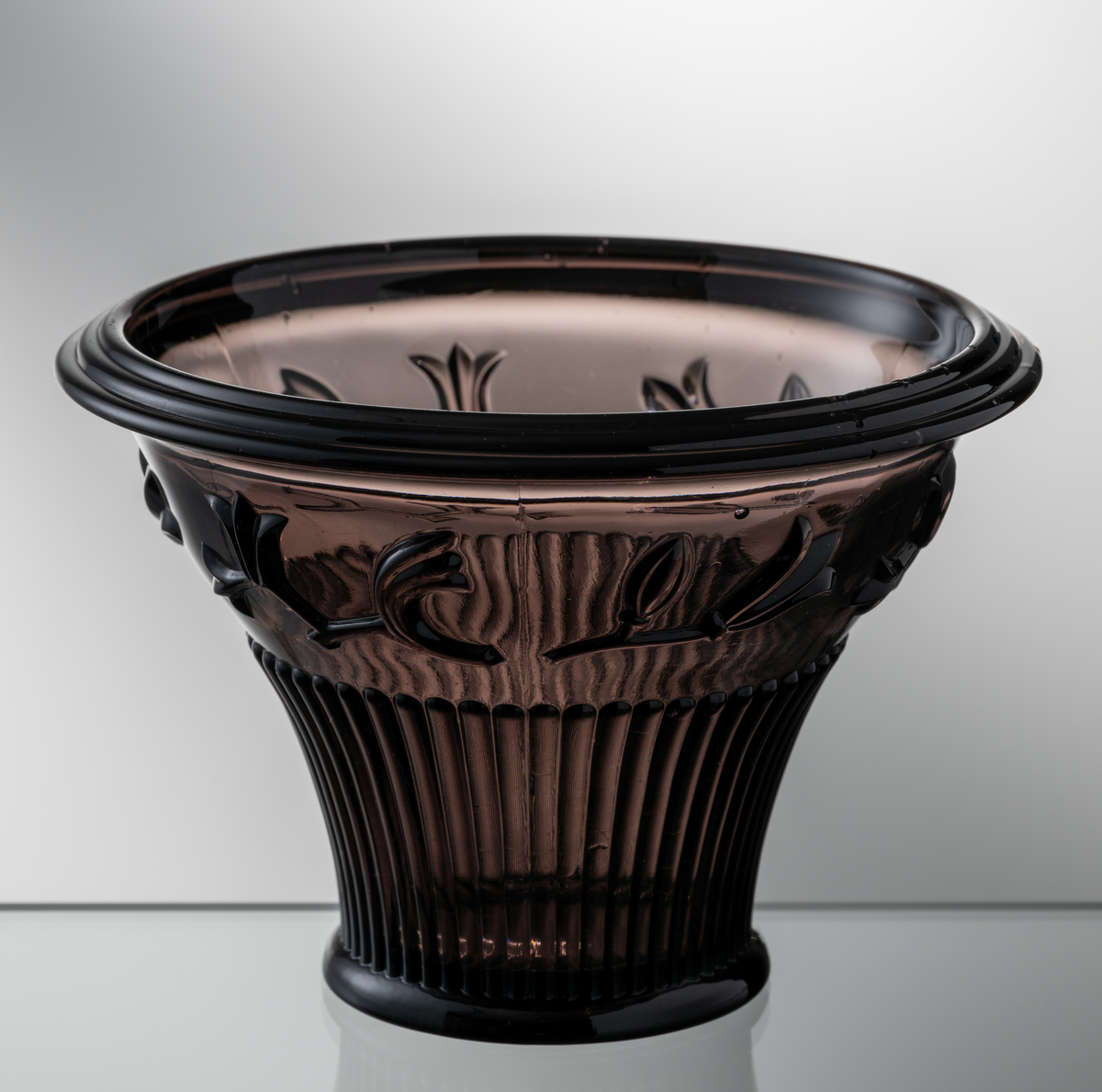 Blomskål i bruntonat pressglas.