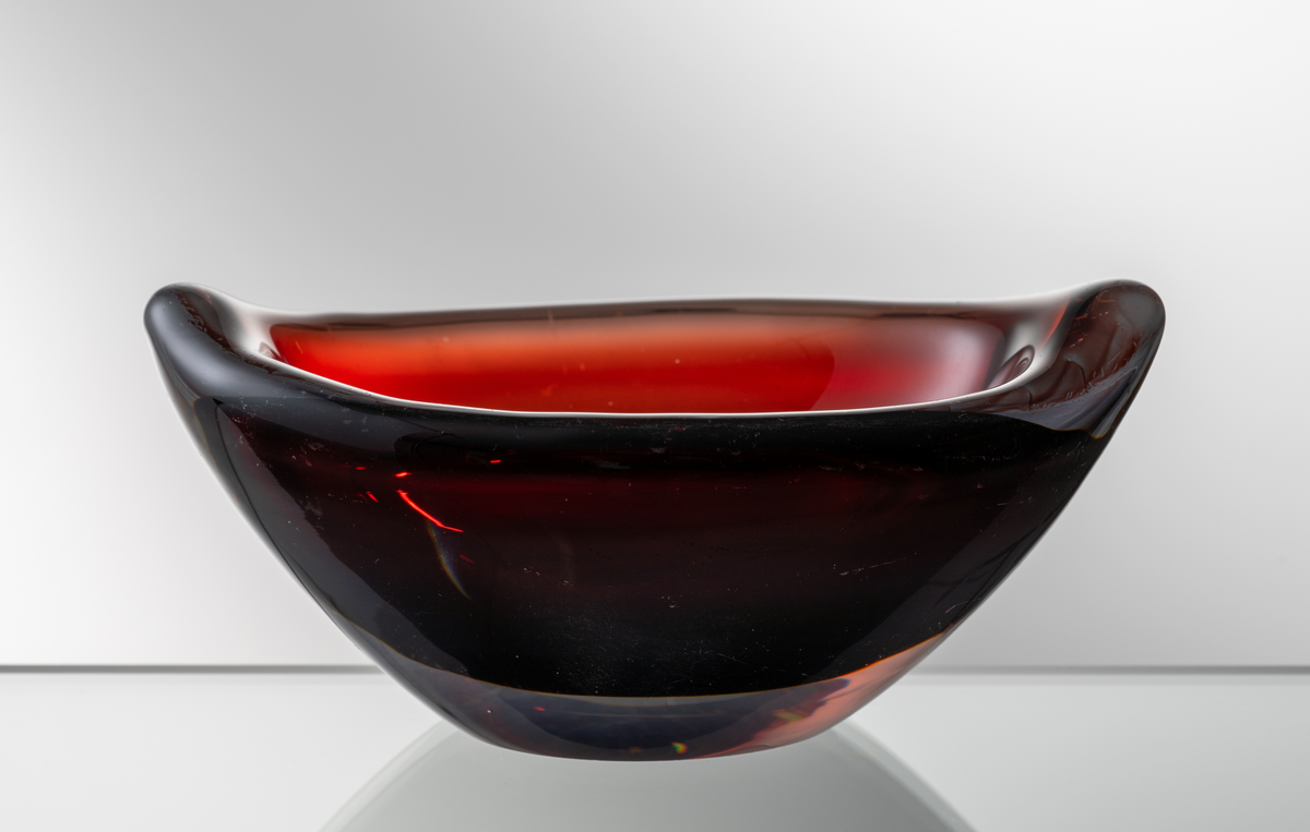 Båtformad skål med driven mynningskant.