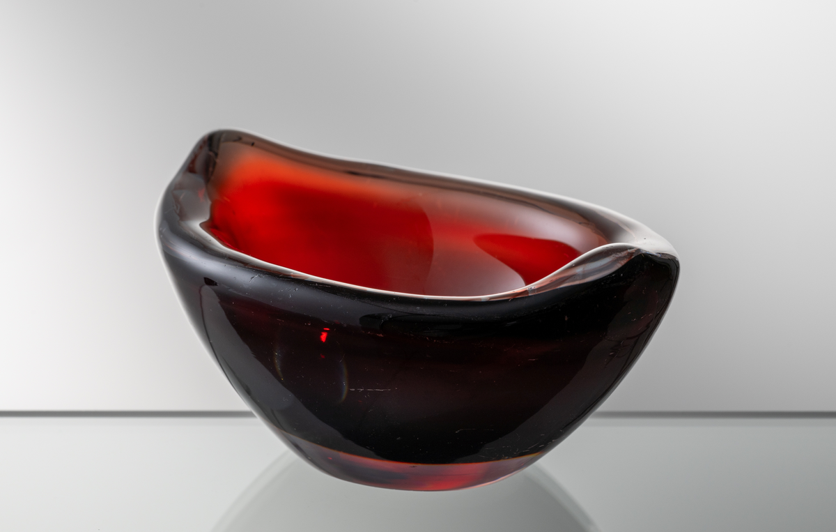 Båtformad skål med driven mynningskant.