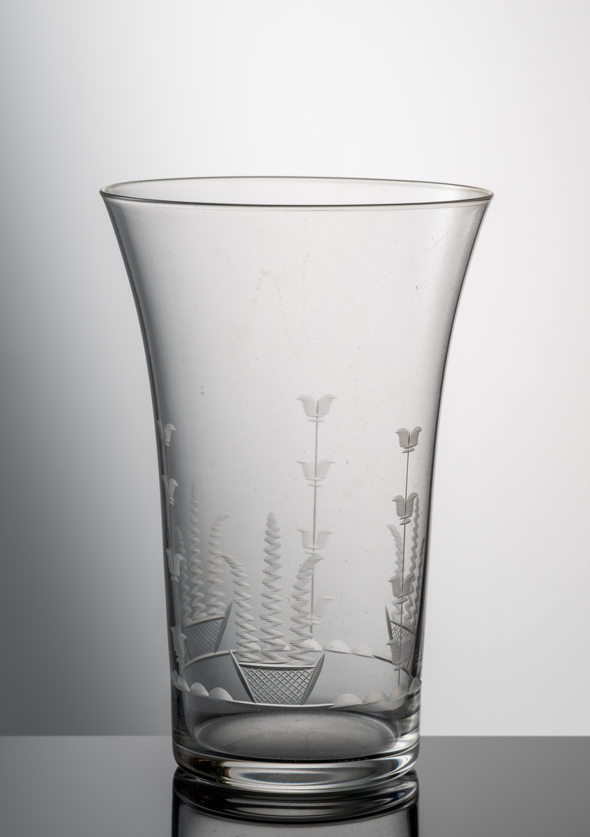 Blommor och bladstänger i korgar.