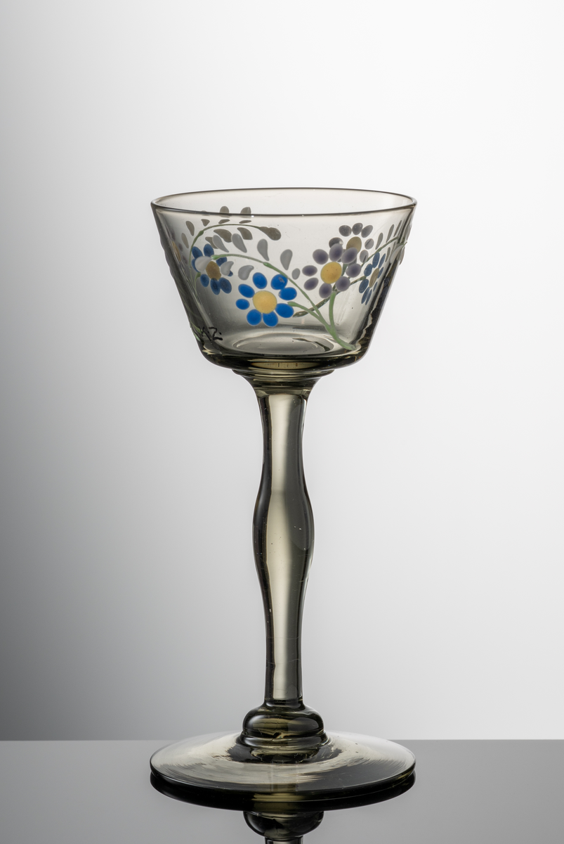 Slinga med blågula blommor med vita inslag.