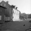 Rivningsbeslutade hus utmed Opphemsgatan i Linköping. Närmast gatans nummer 3. Foto 1970.