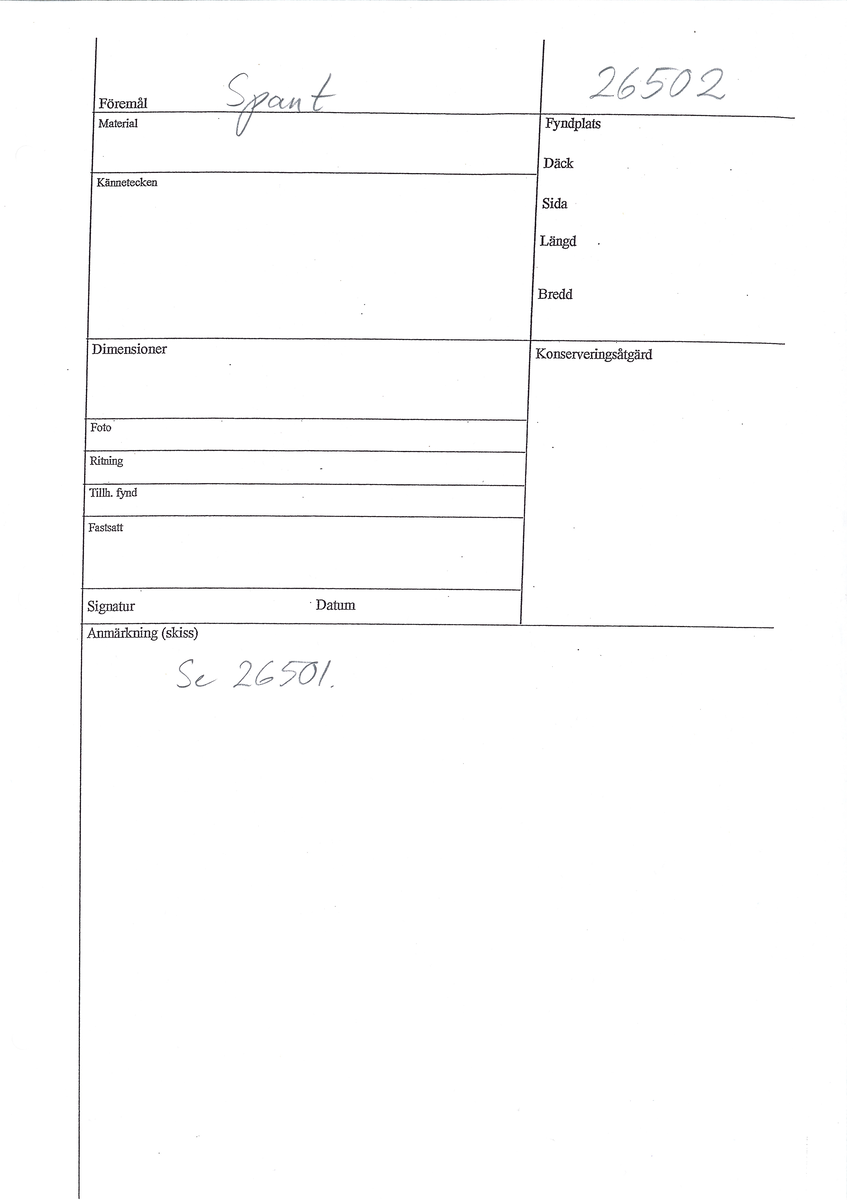 Del av spant. Samtliga kanter är välbevarade. Ett klinkhak. Fyra dymlingshål med kvarsittande dymlingar. Åtta rektangulära spikhål på över- och undersida. Ytan är relativt anfrätt.