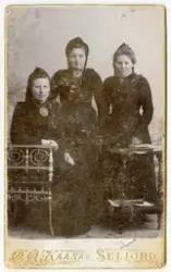 Portrett av tre ukjente kvinner. Tatt av fotograf Øystein O.