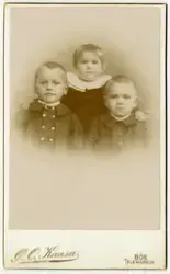 Portrett av 3 barn, antageligvis søsken. Tatt av fotograf Øy