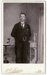 Portrett av ukjent mann. Foto er antagelig tatt utendørs med