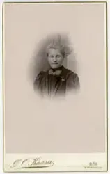 Portrett av lyshåret jente. Tatt av fotograf Øystein O. Kaas