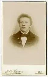 Portrett av ung mann. Tatt av fotograf Øystein O. Kaasa som 