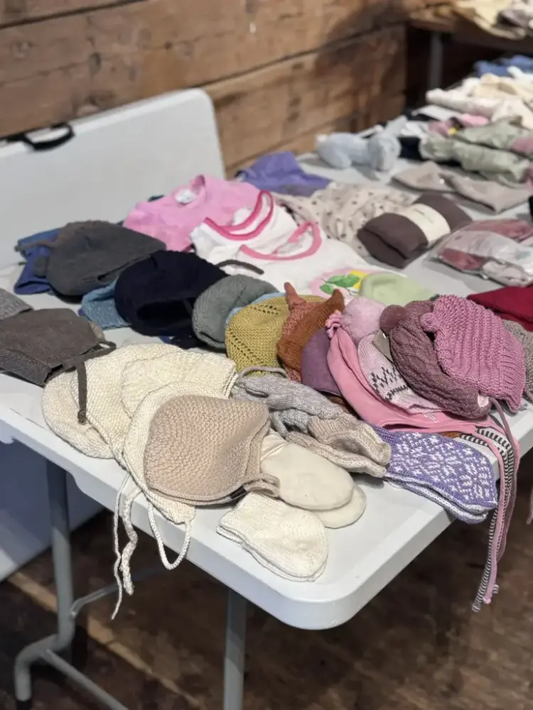 VI ser fint danderte strikkede babyluer, til salgs på byttedagen onsdager