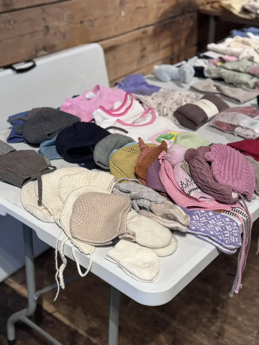 VI ser fint danderte strikkede babyluer, til salgs på byttedagen onsdager